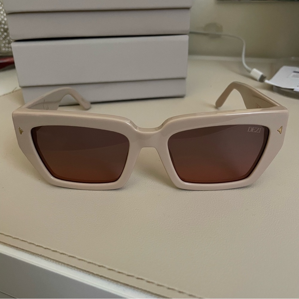 DEZI Sunglasses: Switch (Bone)